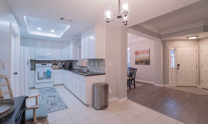 Gunter Afs House | Luxury 3BR w/King Ensuite