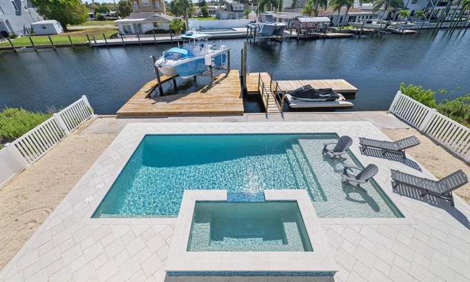 Hernando Beach House | Luxury 3BR Waterfront Escape and Boaters Dream w/Heated Pool, Jacuzzi & Private Dock – Gulf Access!