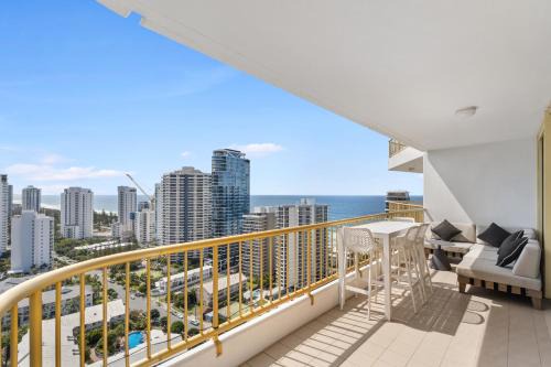 Main Beach Apartment | Luxury 3BR with Ocean and Trackside GC 500 Views