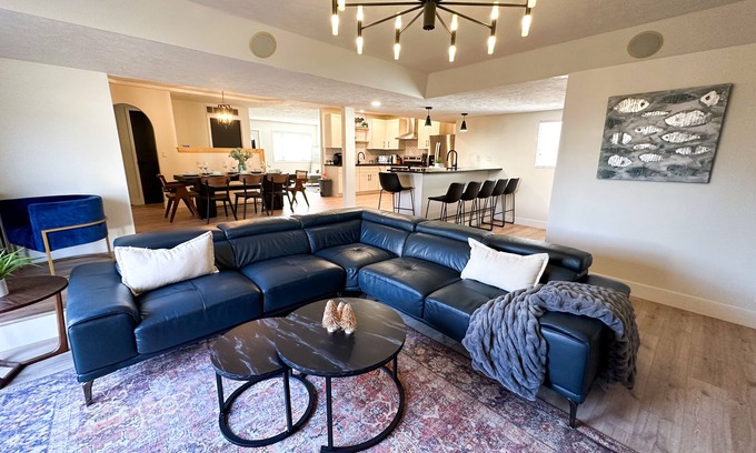 Lincoln House | Luxury 4 Bed & 2 Bath Family-sized Home Minutes from Downtown & UNL