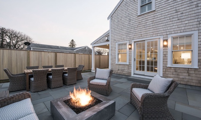 Nantucket Town House | Luxury 4 Bed en suite Bath, Walk to Beach & Town