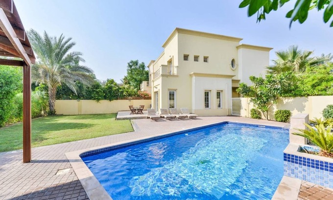 Springs 7 Villa | Luxury 4 Bed Villa | Private Pool | Lake View | Only 10 mins from Dubai Marina