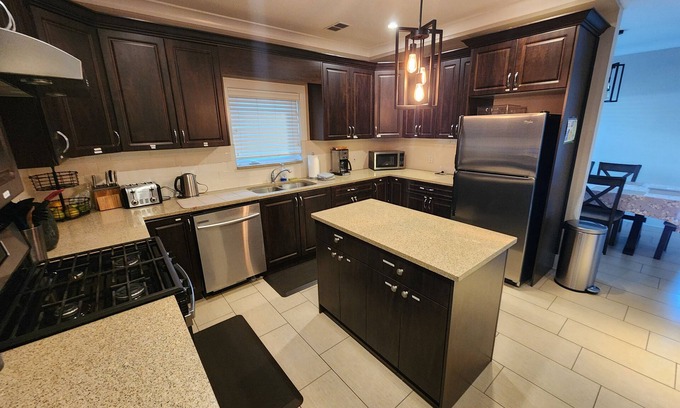 Burnaby House | Luxury 4-bedroom/2.5bath house, in quiet Burnaby, close to Buses/Metro.
