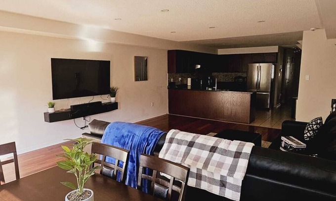 Hurontario House | luxury 4-bedroom Mississauga home
