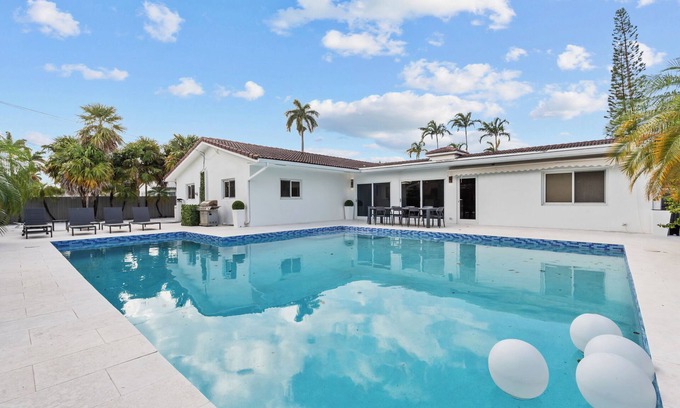 South Lake Villa | ★ ★ ★ ★ ★ Luxury 4000-sqft Mansion with large Pool & Sauna High-End Comfort