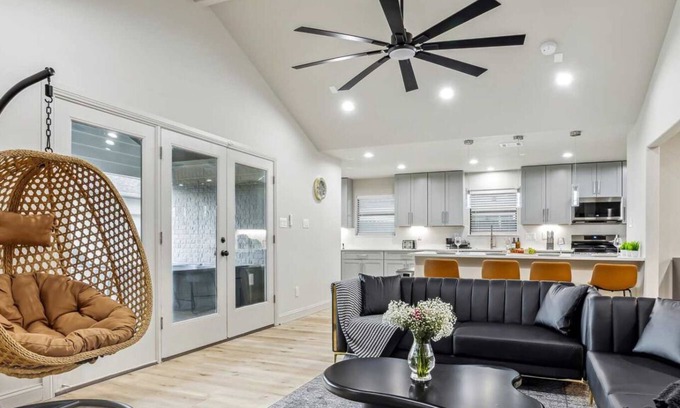 Westbury House | Luxury 4Bd 2Ba w Hot-Tub & Cinema Room - 14 guest
