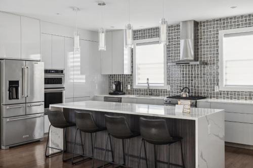 Fort Dupont House | Luxury 4BR home 7 mins to US Capital, Rooftop deck, in Washington Free Parking