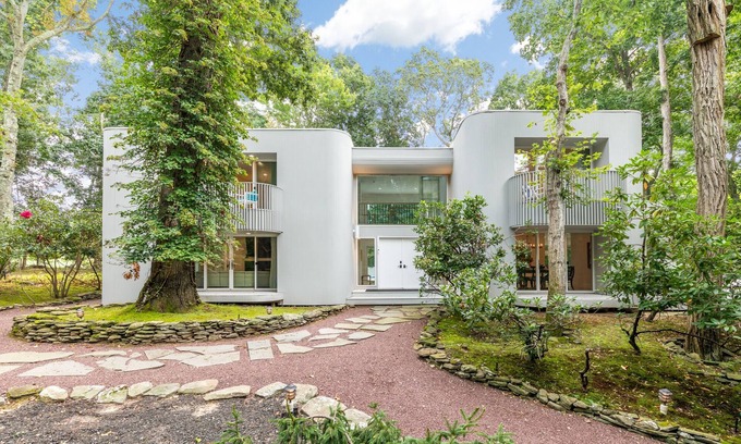 Noyack House | Luxury - 5 bdrs, 6 baths, Tennis Crt, Heated Pool, Basketball, Hot tub, 2.4 acrs