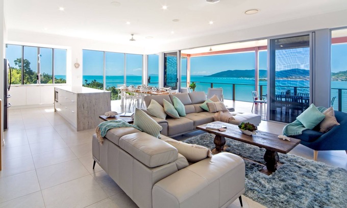 Airlie Beach House | Luxury 5 bedroom holiday home with private pool and ocean views