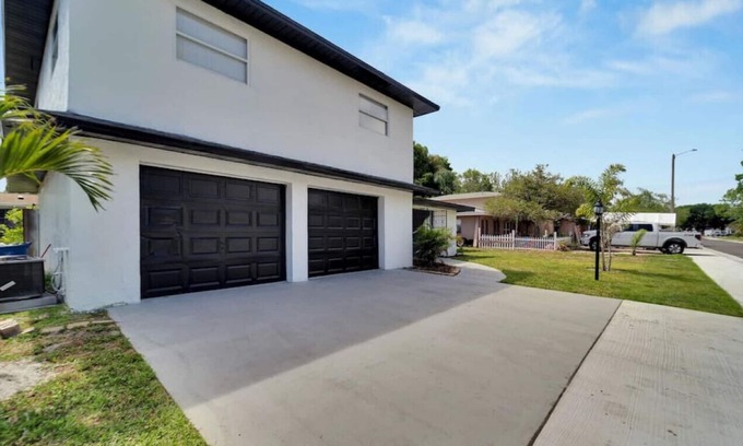 Oldsmar House | Luxury 5 Bedroom House | 30 Day Min