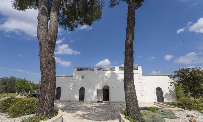 Latiano Villa | Luxury 5 bedroom traditional Villa with modern furnishings private pool & garden