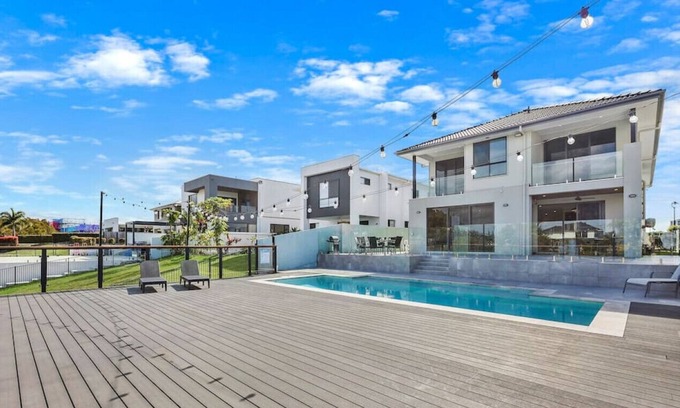 Mermaid Waters House | Luxury 5B home - Pool & BBQ. Perfect for families!