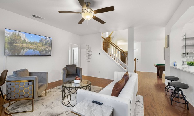 Scofield Farms House | Luxury 5BR, 3BA Austin Retreat ~ Pool~ Parkingn