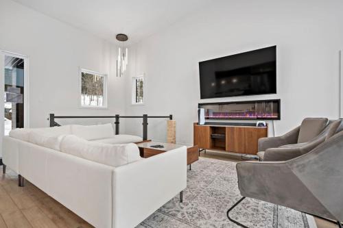 La Conception House | Luxury 5BR Chalet with Sauna, Hot Tub and Game Room