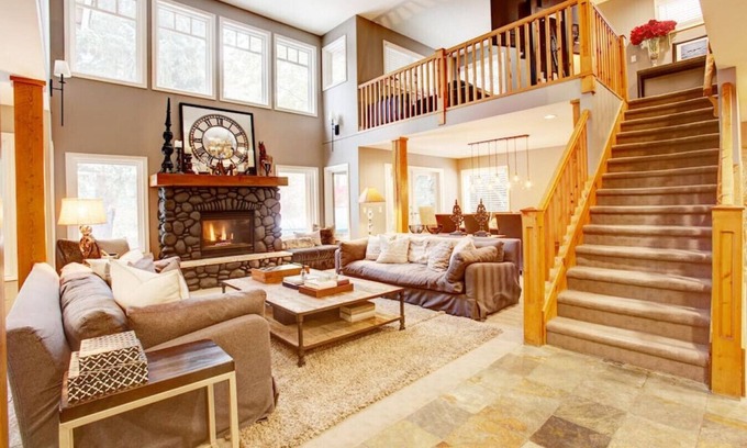 Nicklaus North House | Luxury 5BR Home:Sleeps 10 Comfortably,Hot Tub,Free Parking,Patio+BBQ-5 minutes to Village!