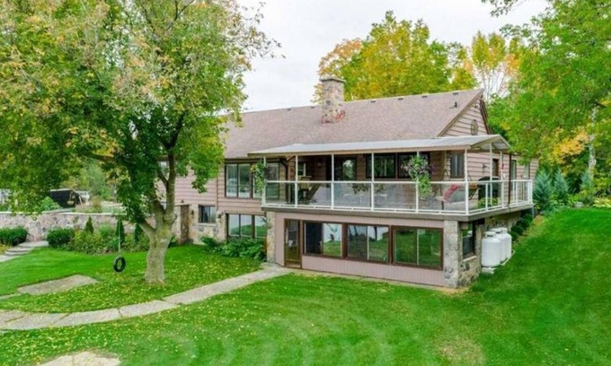 Omemee Cottage | Luxury 6-bedroom waterfront cottage!