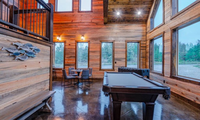 Golden Cabin | Luxury 6+ Bedroom cabin on Year around creek, near Broken Bow Lake.