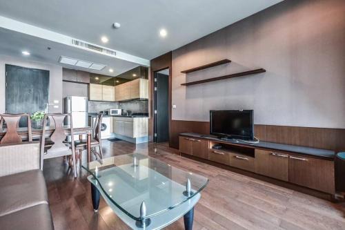 Ratchaprasong Apartment | Luxury 67 sqm private living sanctuary Steps from BTS chidlom