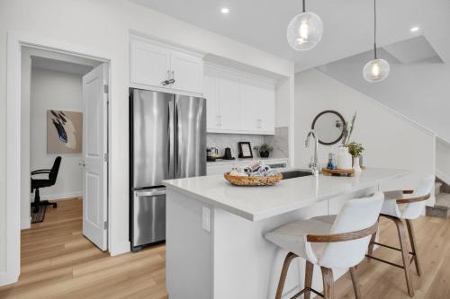 West Edmonton Villa | Luxury AC Sleeps 7
