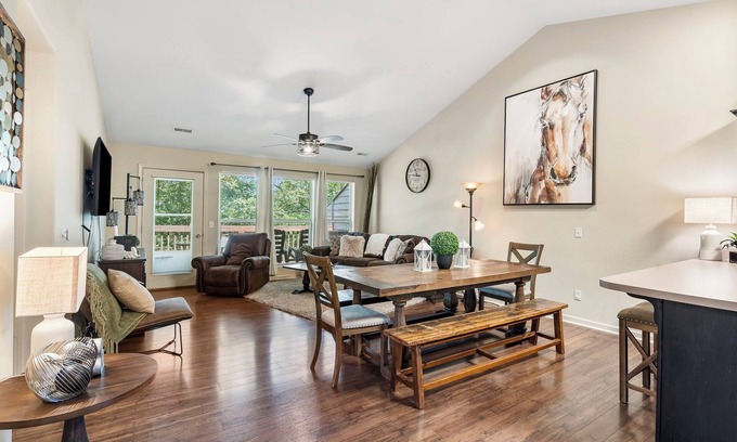 Branson West Condo | Luxury Amidst Nature: Modern 2 Bedroom Condo near Silver Dollar City