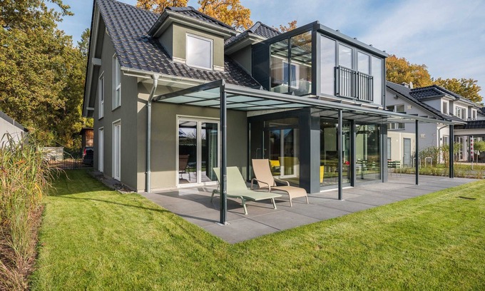 Krakow am See Apartment | Luxury apartment on the water with garden, boat and bathing area 112m² - Luxus FeWO direkt