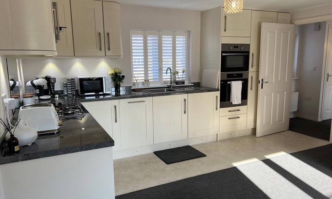 Lichfield Apartment | Luxury apartment in central Lichfield. Free parking. Sleeps up to 6 people