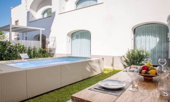 Sant'Agnello Apartment | Luxury Apartment with Garden and Pool