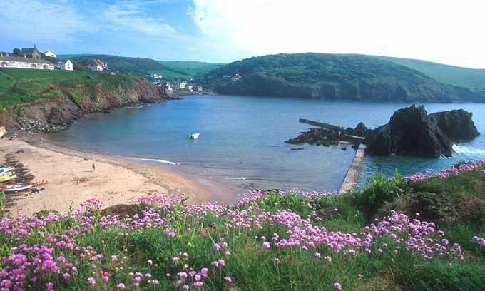 Hope-Cove Apartment | Luxury apartment just yards from the beach sleeps 6