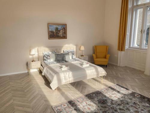 Terezvaros Apartment | Luxury Apartment Opposite Budapest Opera, Central, AC, Metro 1, Sleeps 6