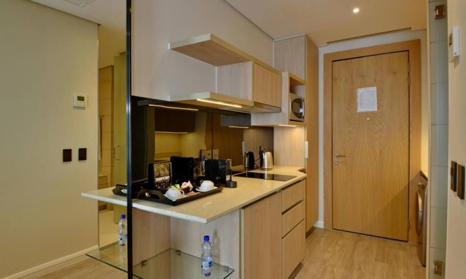 Greater Johannesburg Metropolitan Area Apartment | Luxury Apartment Sandton/NO LOAD SHEDDING/Central Sandton