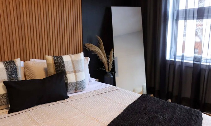 Pointe-Saint-Charles Apartment | Luxury Artist Condo In Pointe-Sainte-Charlesnn