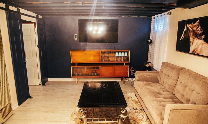 Dellwood House | Luxury Basement Studio Apartment with Private Entrance