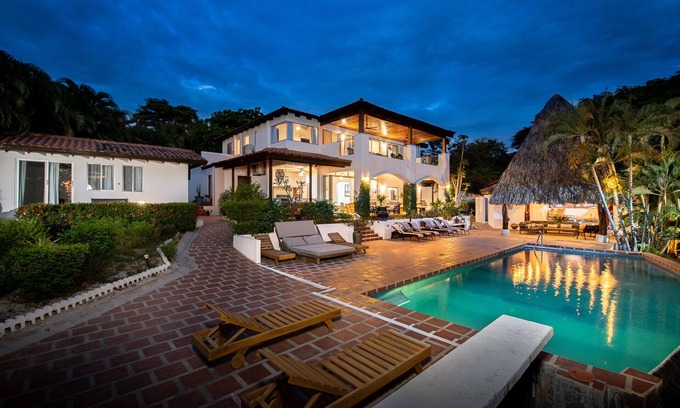 Playa Langosta House | Luxury Beachfront Retreat Perfect for Family Groups/Retreats/Events 9-10BR/10 BA