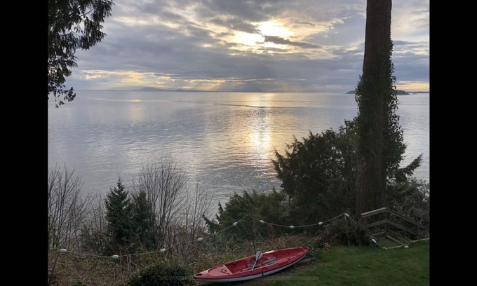 Davis Bay Apartment | Luxury Beach Sweet in Davis Bay, Sechelt