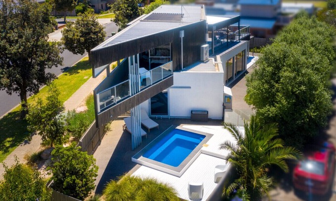 St Leonards House | Luxury Beachside Entertainer With Heated Pool
