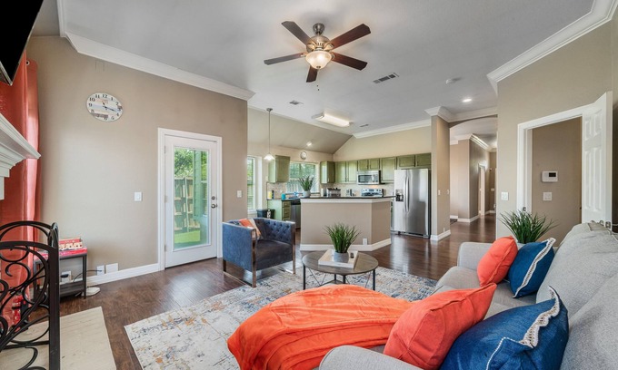 Frisco House | Luxury & Beautiful 3BR Home in Frisco w/Fireplace