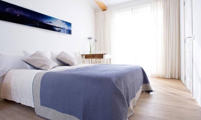 Centrale Markt Boat Rental | Luxury BedonBoard on Houseboat in Canals Amsterdam
