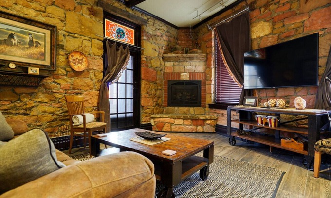 Hot Springs House | Luxury Black Hills Getaway w/Rain Shower + Patio