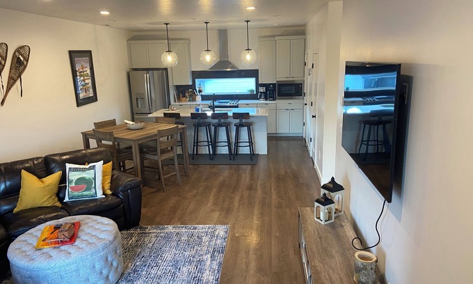 Mountain Green House | Luxury Brand New 3 bed - 3.5 bath Townhome - 12mins to SNOWBASIN!