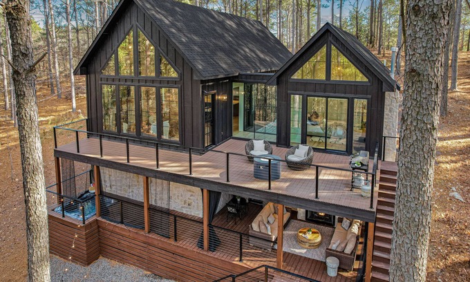 Broken Bow Cabin | Luxury Broken Bow Cabin w/Hot Tub on 3 Acres!