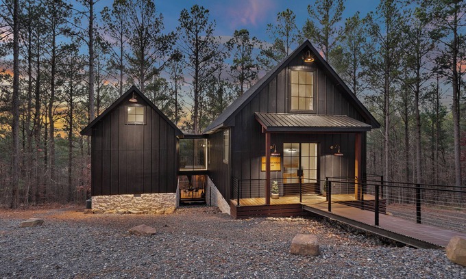 Broken Bow Cottage | Luxury Broken Bow Cabin w/Hot Tub on 3 Acres!