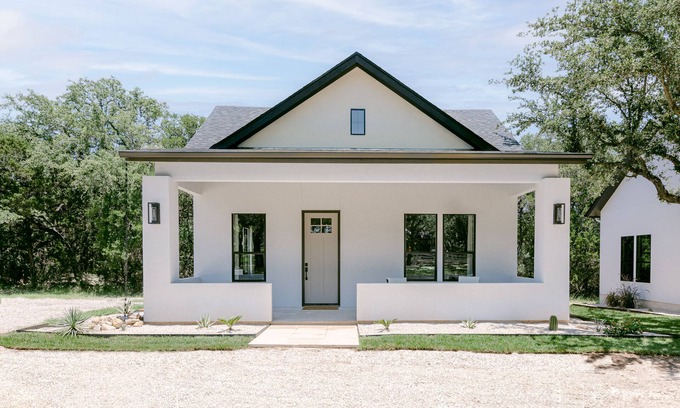 New Braunfels House | Luxury Bungalow 2 miles to Gruene Hall, 10 miles to Whitewater Amphitheater