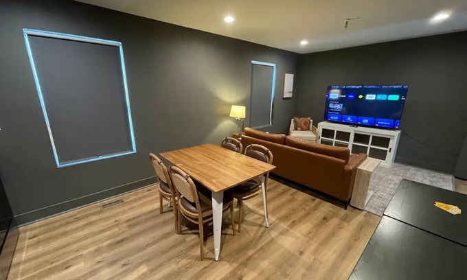 Carrollton House | Luxury By Downtown Train Depot