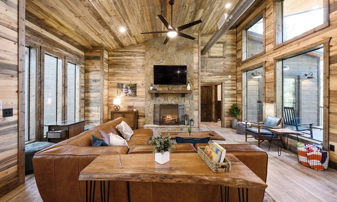 Broken Bow Cabin | Luxury Cabin, 2 BR 2.5 Bath, Sleeps 9 max, 2 Pets Max with Pet Fee