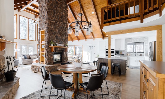 Strawberry Cabin | Luxury Cabin, Game Room, Firepit, Deck w/Mtn View, Trailer Parking & Family Time