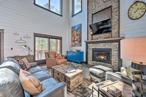 Broken Bow House | Luxury Cabin Getaway 1 Mi To Broken Bow Lake!