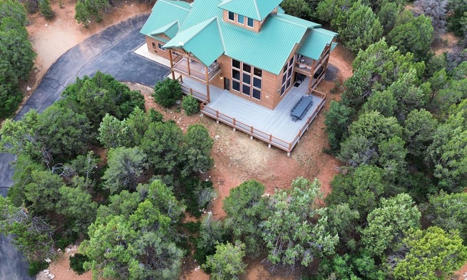 Zion National Park East Entrance Cabin | Luxury cabin in the Zion mountains, privacy, pool access, 7th night free
