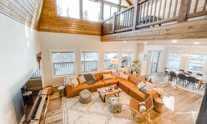 Mammoth Creek Cabin | Luxury Cabin near National Parks w/Hot Tub & Lake