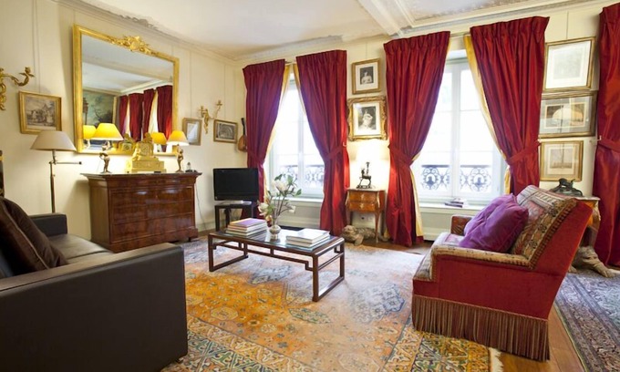 8th Arrondissement Apartment | Luxury, Calm & Elegance in the heart of the Champs-Elysées with Champagne !
