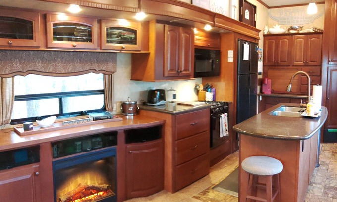 Reddick House | Luxury camping on horse farm in Reddick.